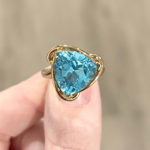 14K Large Swiss Blue Topaz 5 Carat Trillion vintage style solid yellow gold ring - Picture 4 of 13